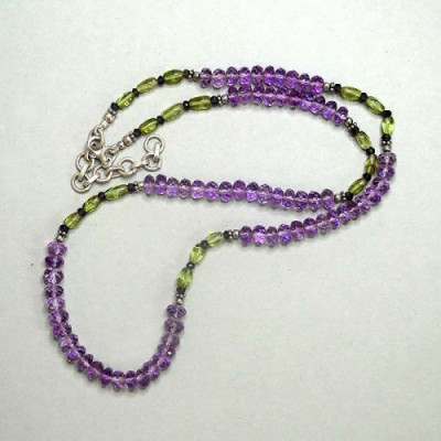 Amethystkette mit Peridot, Granat und Silber