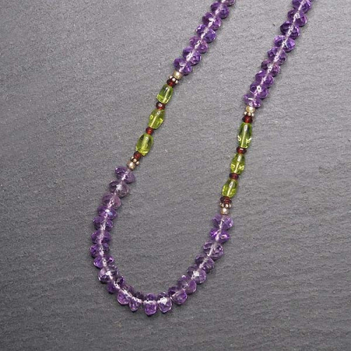 Amethystkette mit Peridot, Granat und Silber