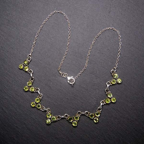 Silbercollier mit Peridot