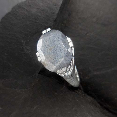 Ring mit grauem Mondstein