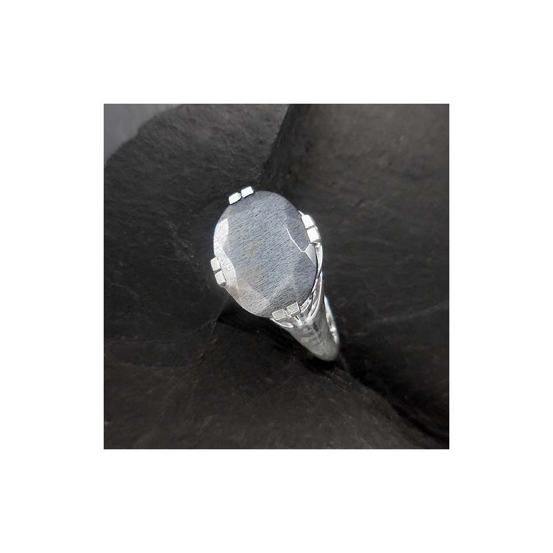 Ring mit grauem Mondstein