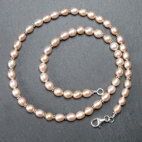 Perlenkette mit Silberelementen