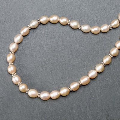 Perlenkette mit Silberelementen
