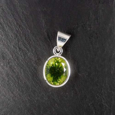 Peridot Anhänger Facettiert